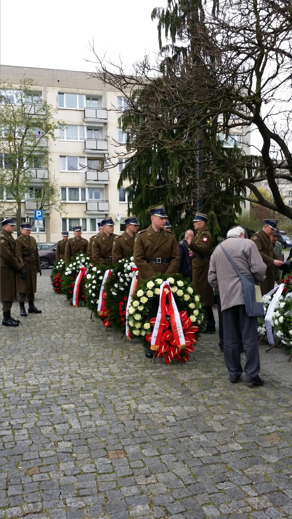 Солдаты готовятся возложить венки к подножию монумента.