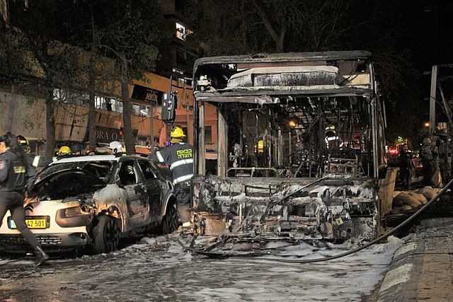 640px-Bus_and_car_burnt_out_after_rocket_hit_in_Holon_Photo_by_Yoav_Keren.jpg
