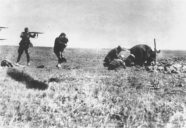 640px-Einsatzgruppen_murder_Jews_in_Ivanhorod_Ukraine_1942.jpg