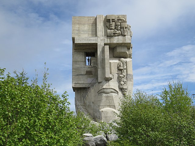 640px-Memorialnyy_kompleks_zhertvam_politicheskih_repressiy_Maska_Skorbi_vMagadane.jpg