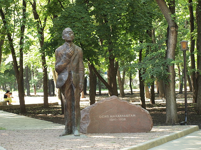 640px-Monument_to_Osip_Mandelshtam_in_Voronezh_20090628.JPG