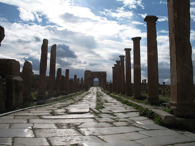 640px-Timgad_rue.jpg
