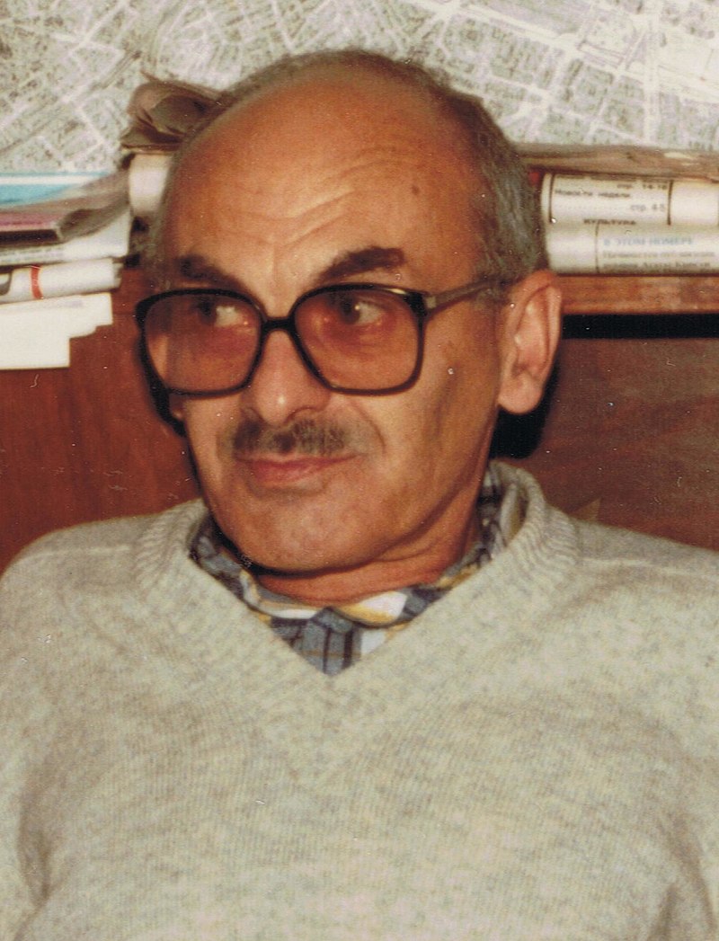 800px-Bulat_Okudzhava_v_kabinete_VPN_Vanv_22.11.1981.jpg