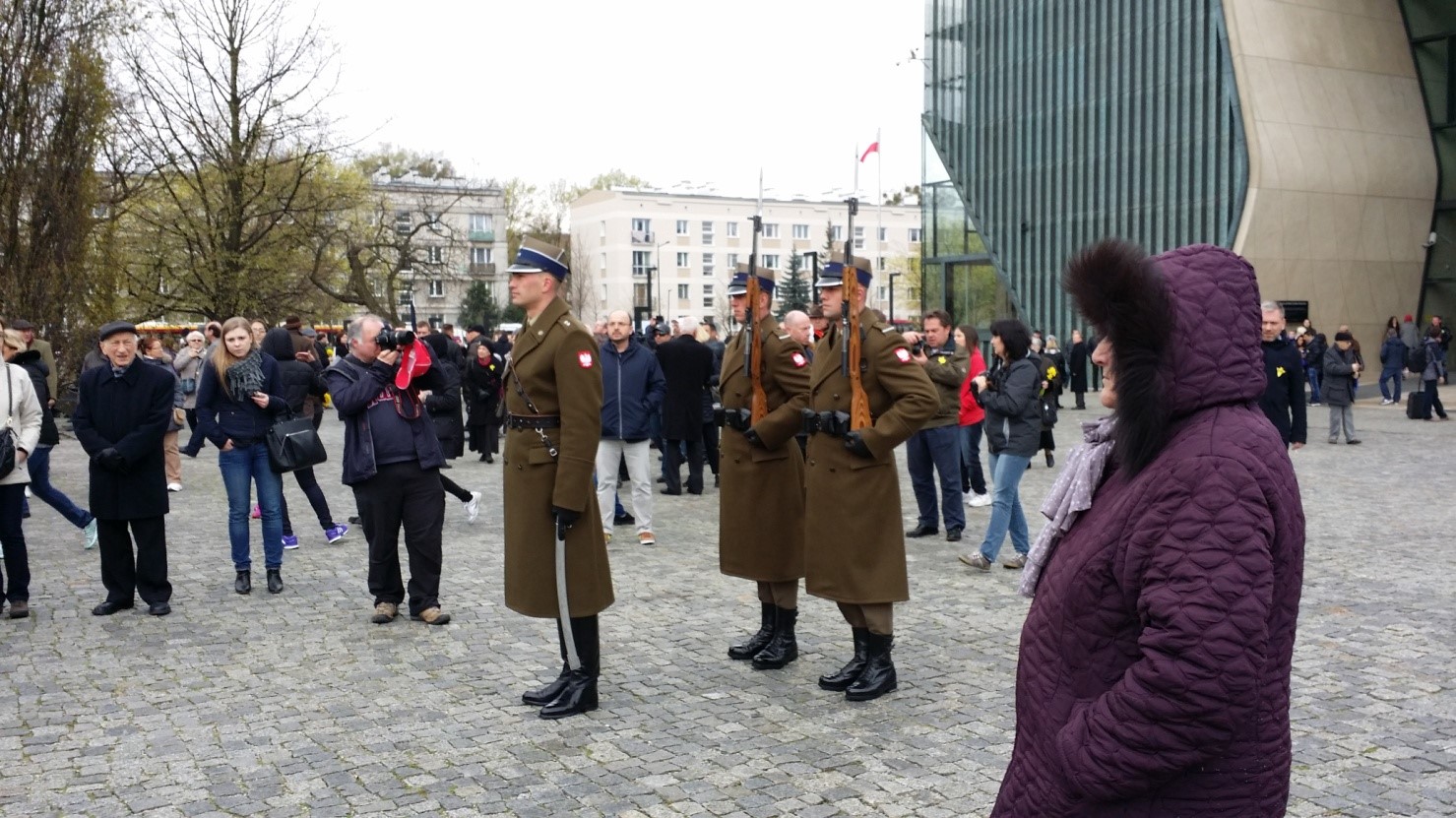 Торжественная мемориальная церемония начинается с выхода почётного караула