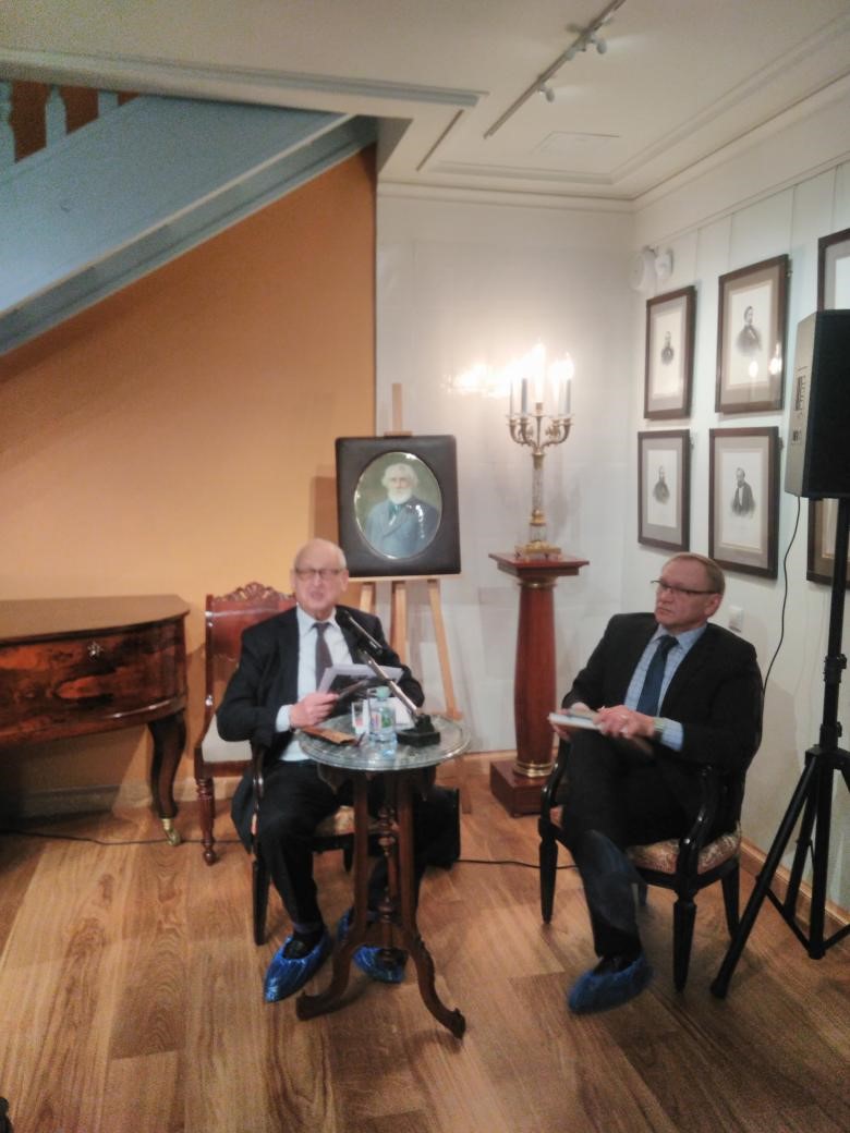 A.Ya_.Zvigilskiy_i_direktor_Muzeya_A.S.Pushkina_E.A.Bogatyrev_na_konferencii-forume.jpg
