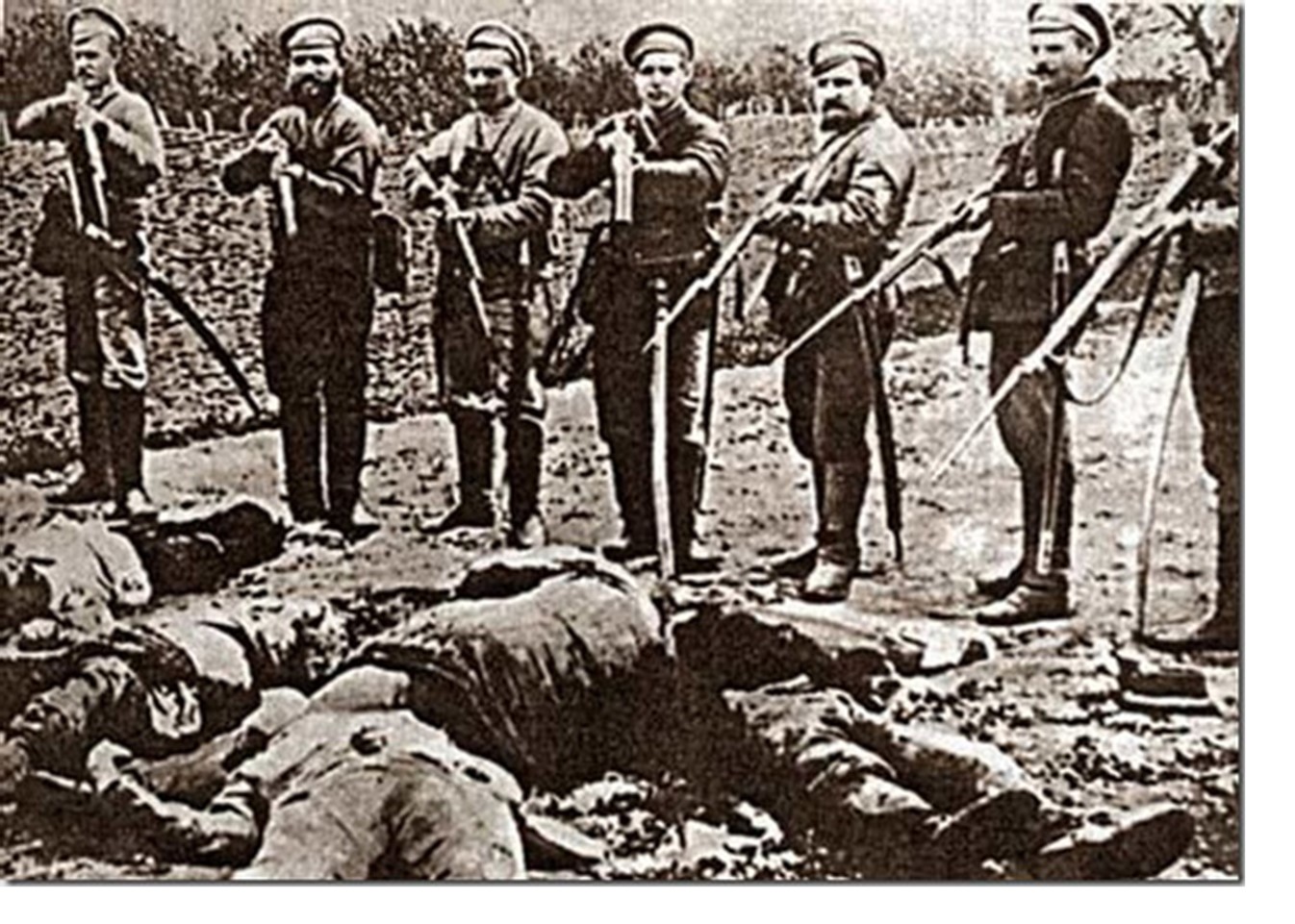 Belogvardeycy_rasstrelivayut_komunistov.jpg