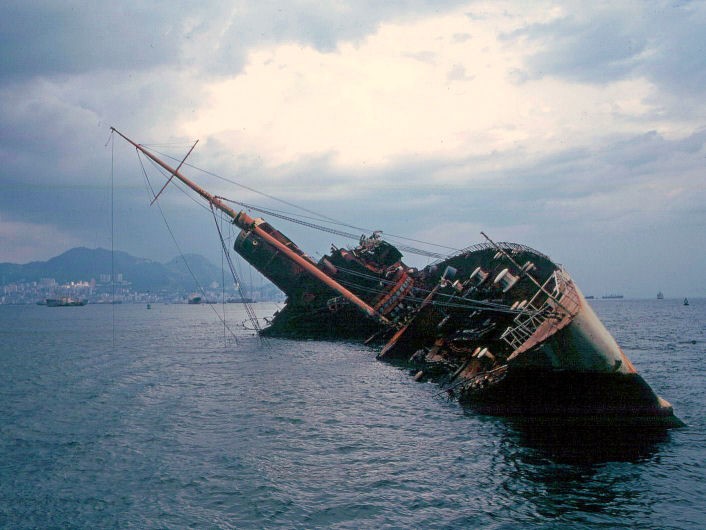 Besslavnaya_konchina_znamenitogo_transatlantika.jpg