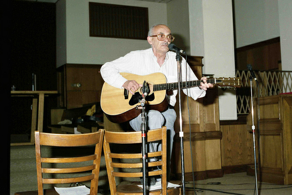 Boris_Okudzhava._Koncert_dlya_studentov_i_prepodavateley_Russkoy_shkoly._Foto_Gomer_Smit.jpg