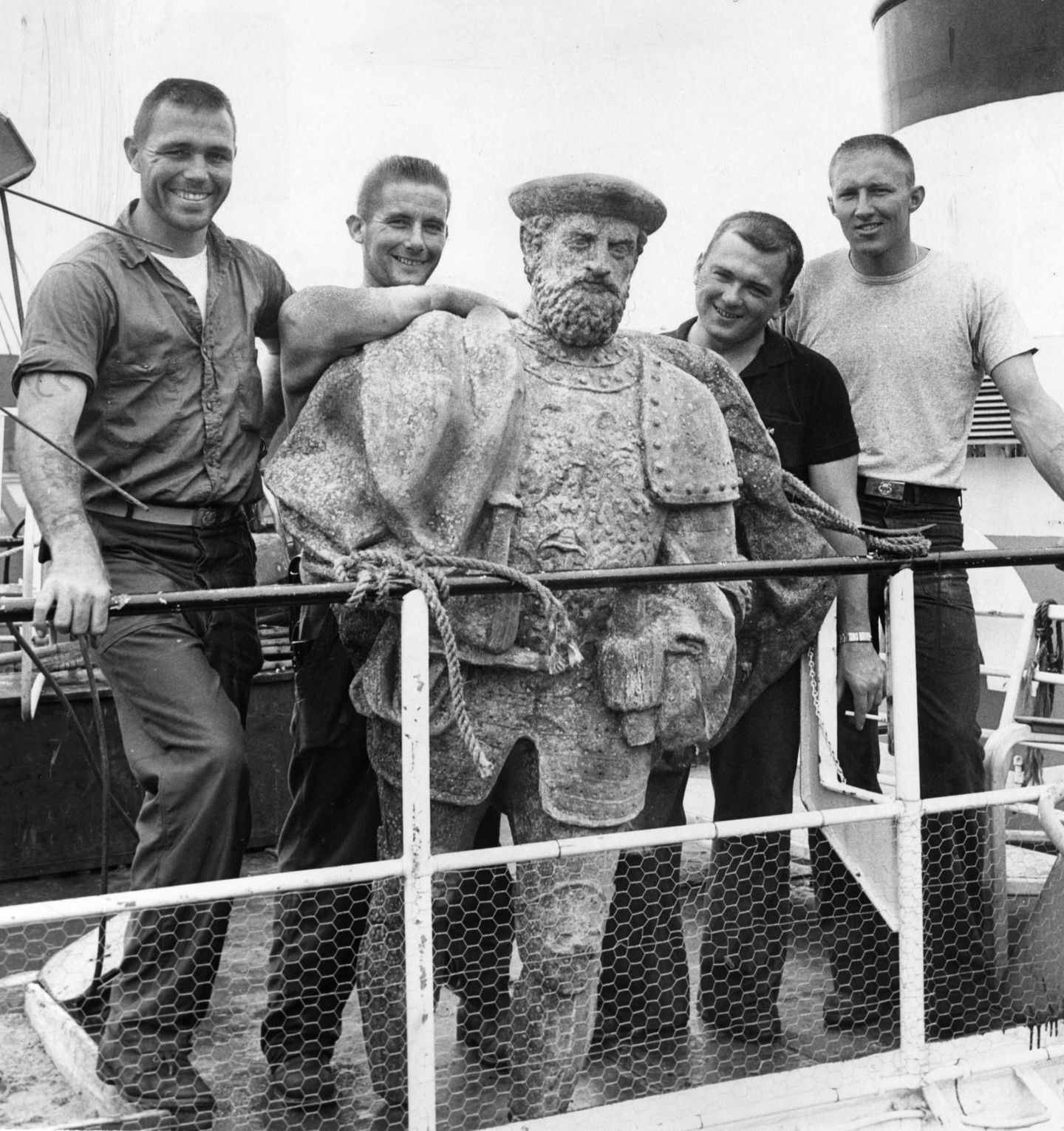 Bronzovaya_statuya_admirala_Andrea_Doria_podnyataya_dayverami_s_odnoimennogo_zatonuvshego_laynera.jpg