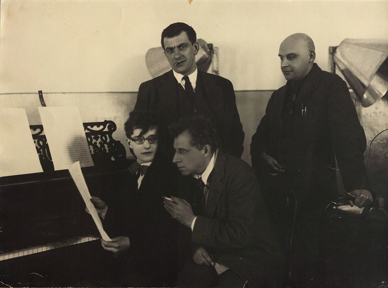 D._Shostakovich_V._Meyerhold_V._Mayakovskiy_i_A._Rodchenko_na_repeticii_spektaklya_Klop._1929_g.jpg