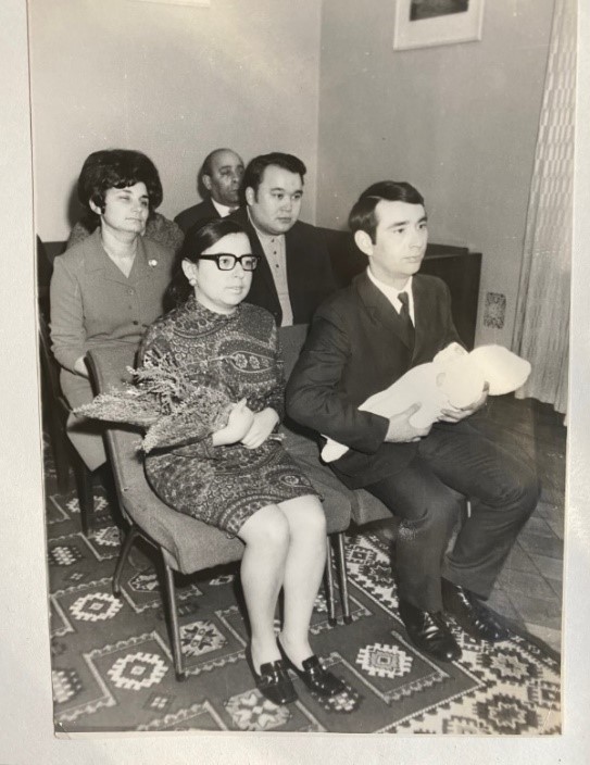 Dvorec_Novorozhdyonnyh._Vperedi_ya_s_muzhem_i_malyshkoy_Vo_vtorom_ryadu_Magda_i_kitaec_In_Yun_Tay._Papa_szadi.jpg
