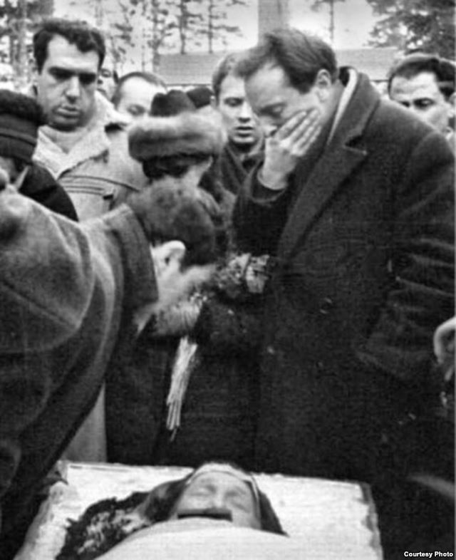 E.Reyn_A.Nayman_D.Bobyshev_I.Brodskiy_na_pohoronah_Anny_Ahmatovoy_1966.jpg