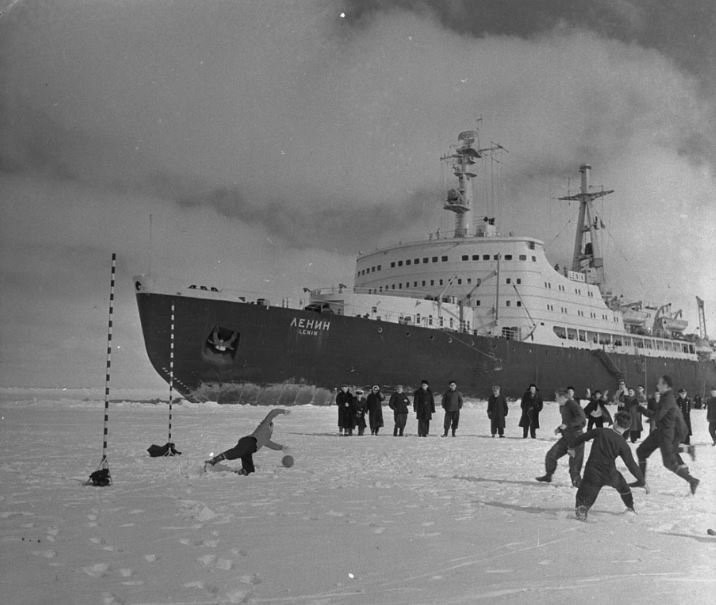 Ekipazh_Lenina_igraet_v_futbol_na_arkticheskom_ldu.jpg