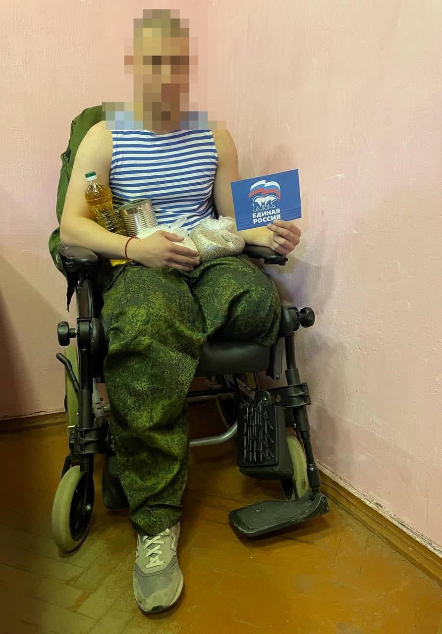 Funkcionery_vruchayut_pokalechennomu_soldatu_paket_grechki.jpg