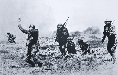 Himicheskaya_ataka._Franciya_1918_god._Foto_Nacionalnogo_upravleniya_arhivov_i_dokumentacii_SShA.jpg