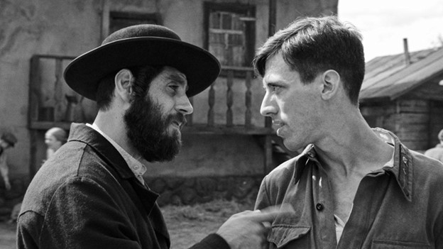 Kadr_iz_filma._Moshe_Lobel_v_roli_Mendele_Antuan_Mille_v_roli_Foli.jpg