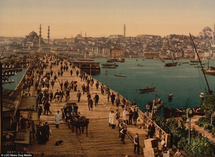 Konstantinopl._Sotni_lyudey_na_mostu_Galata_i_mnozhestvo_malenkih_lodochek_u_berega.jpg