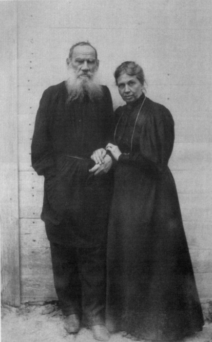 Lev_Nikolaevich_i_Sofya_Andreevna._Yasnaya_Polyana_1895_g.jpg