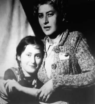 Lidiya_Chukovskaya_s_dochkoy_Lyushey.jpg