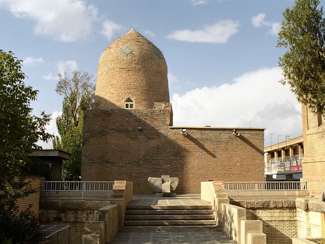 Mausoleum_of_Esther_and_Mordechai.jpg