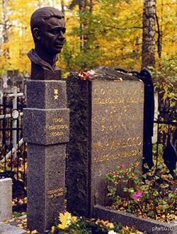 Mogila_Aleksandra_Marinesko_na_Bogoslovskom_kladbishche_v_Sankt-Peterburge.jpg