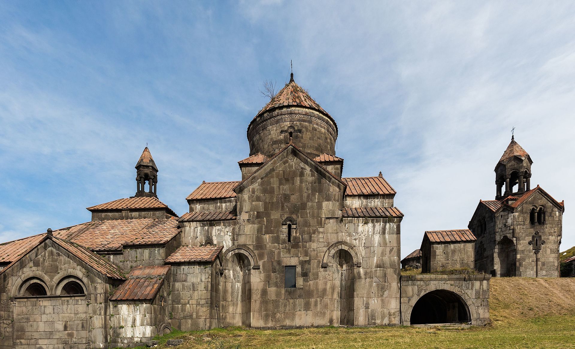 Monasterio_de_Haghpat_Armenia_2016-09-30_DD_04.jpg