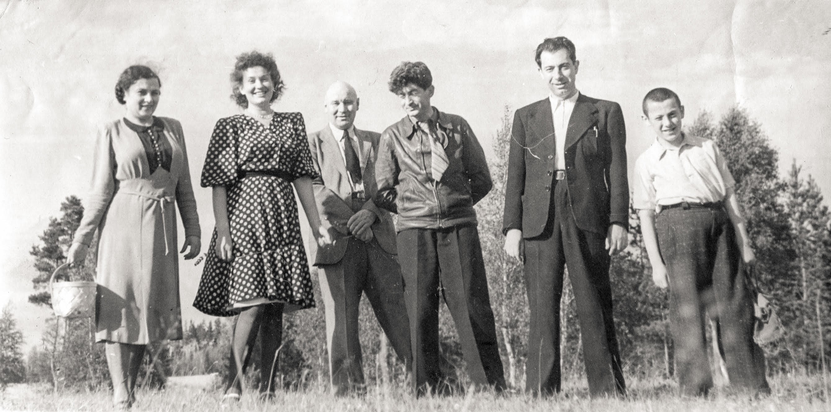 Moya_mama_Riva_Moiseevna_Nina_Ulyanovna_dvoe_druzey_roditeley_moy_otec_i_ya.jpg