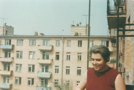 N.A.Roskina_na_balkone_aeroportovskogo_doma.JPG