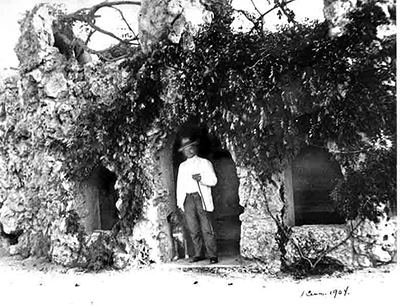 Na_fotografii_Maksimov_u_grota_so_svoim_lyubimym_setterom_1904_god.jpg