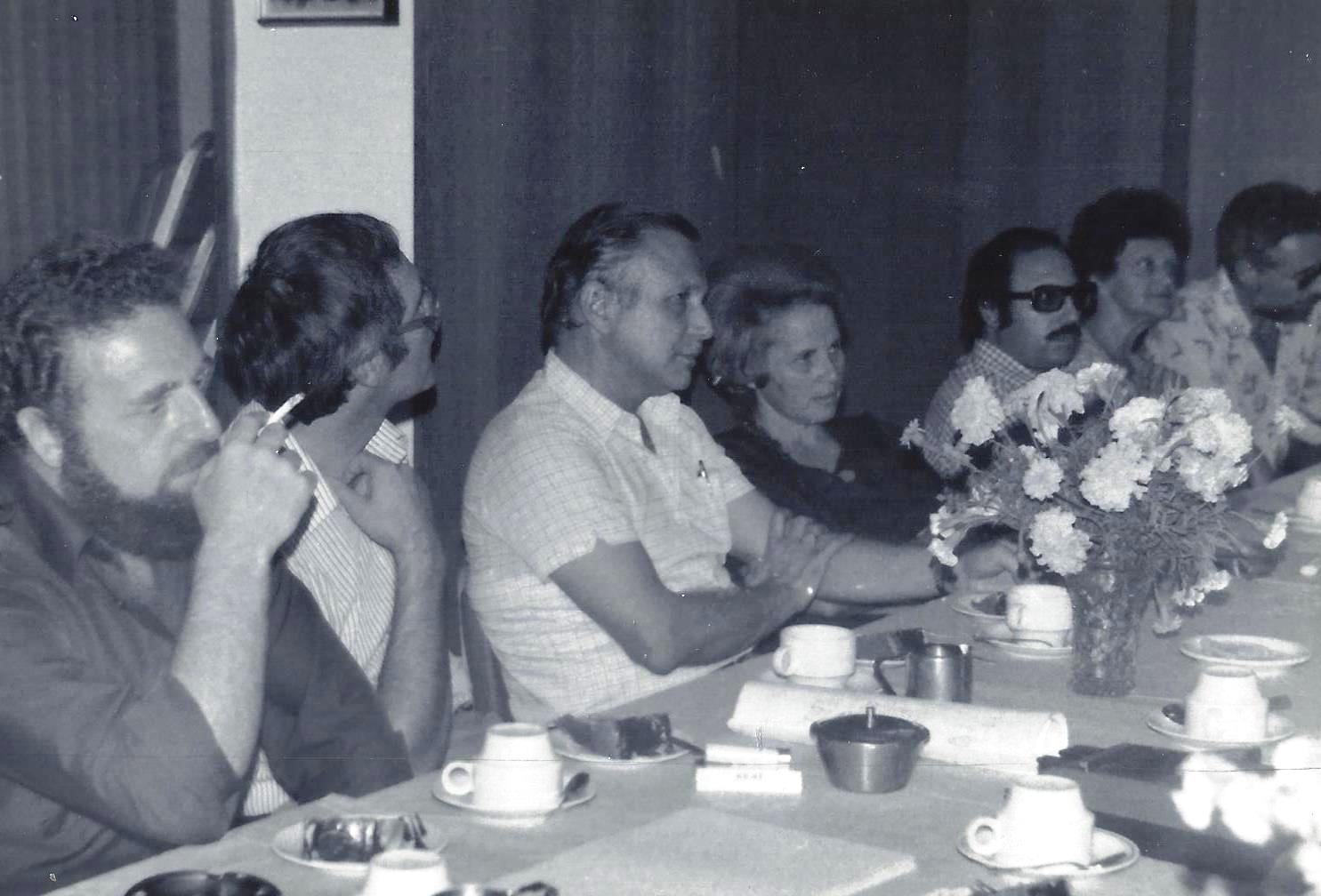 Na_pervom_plane_s_sigaretoy_v_ruke_-_Efraim_Cal_rukovoditel_poezdki.jpg