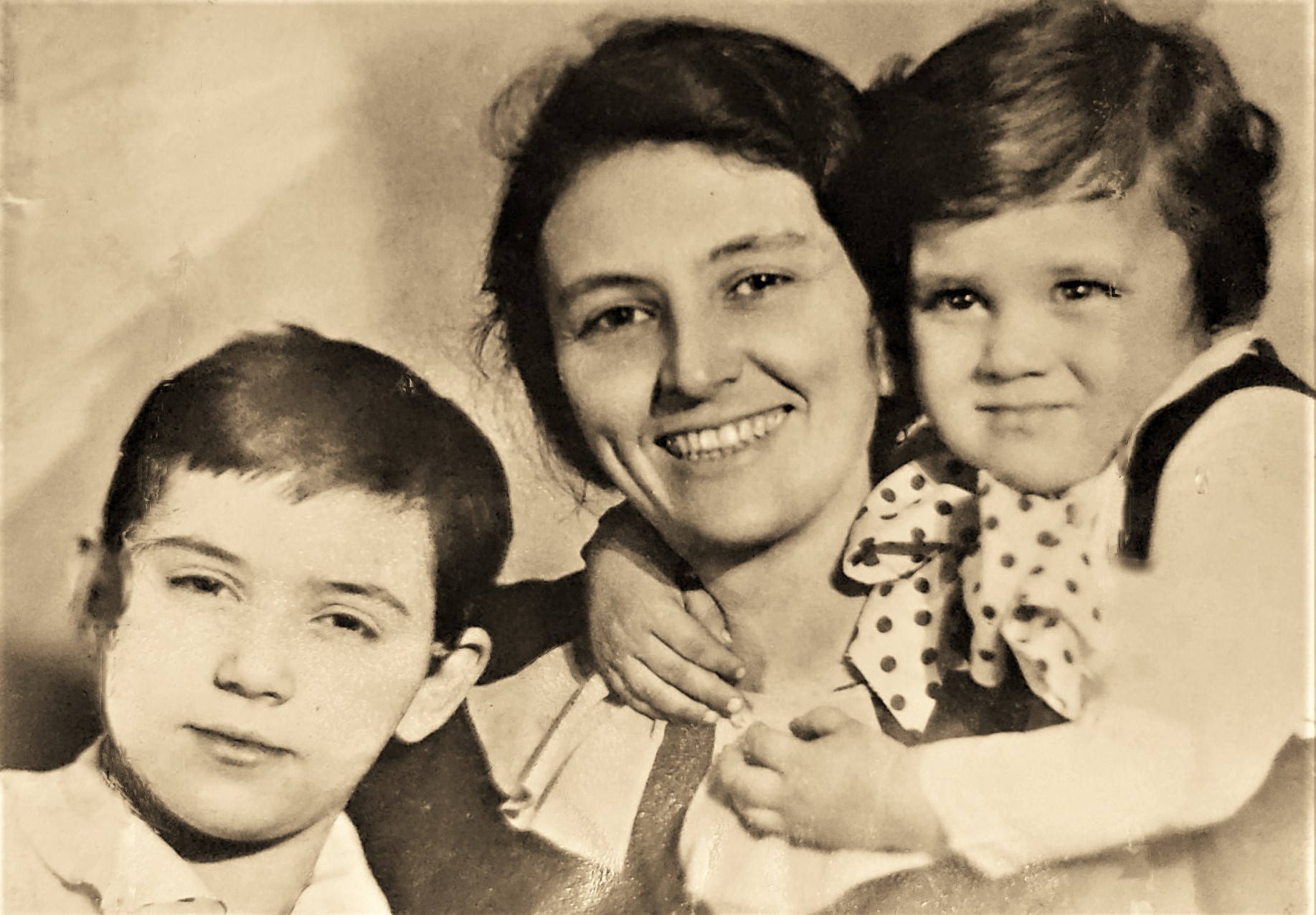 Nadezhda_Davydovna_s_Natashey_i_Aleshey.jpg