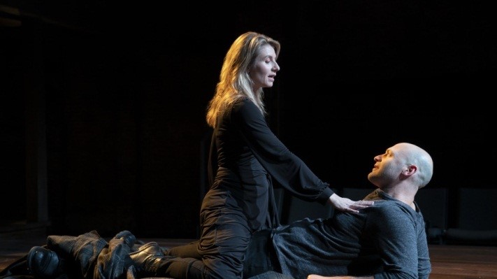 Nadya_Bauers_ledi_Makbet_i_Kori_Stoll_Makbet._Photo_Joan_Marcus.jpg