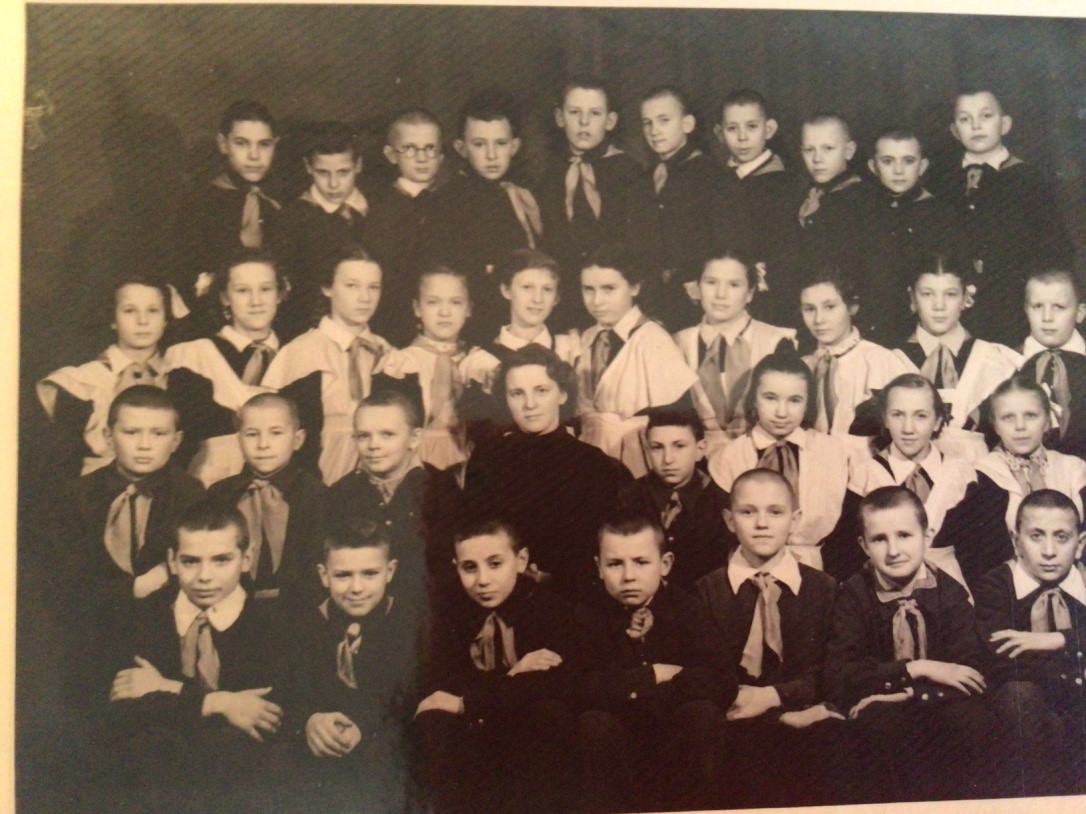 Nash_klass._V_centre_snimka_klassnyy_rukovoditel_Liliya_Fyodorovna_Evseeva._Avtor_ocherka_vtoroy_sleva_v_verhnem_ryadu.jpg