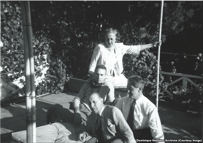 Nikolay_Nabokov_Dzhordzh_Balanchin_i_Igor_Stravinskiy._Fotografiya_iz_arhiva_Dominik_Nabokov.jpg