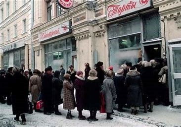 Ochered_zimoy_v_Moskve_za_produktami.jpg