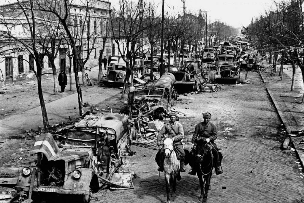 Odessa15_-_30_aprelya_1944_goda._Foto_Dmitriy_Baltermanc.jpg
