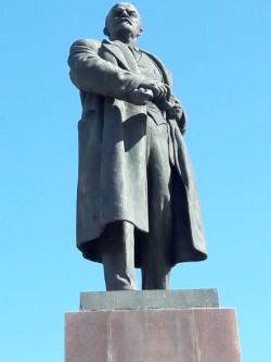 Pamyatnik_Leninu_pered_dvorcom_Rumyanceva-Paskevicha.jpg