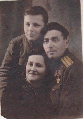 Papa_vernulsya_s_fronta._Chkalov_1944_god.jpg