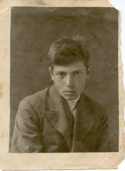 Pered_prizyvom_v_armiyu._Mne_17-y_god._Ufa_18_maya_1943_goda.jpg