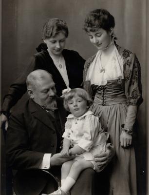 Raul_s_mamoy_napravo_tetey_sestroy_otca_i_dedushkoy._Courtesy_of_B.Jangfeldt.jpg