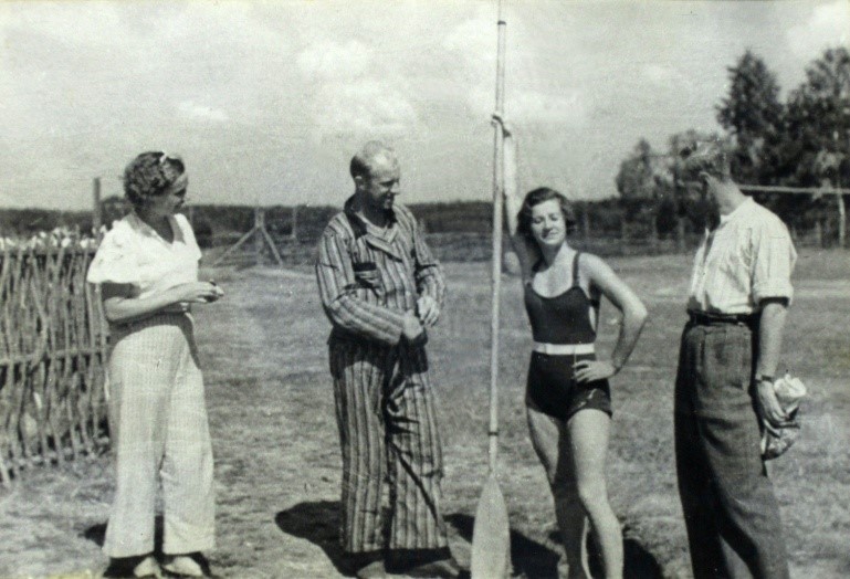 Ris.13._U_pletenka_dachi_Hodasevich._V.N.Trauberg_PA.Gusev_T.M.Vecheslova_A.V.Lopuhov.jpg