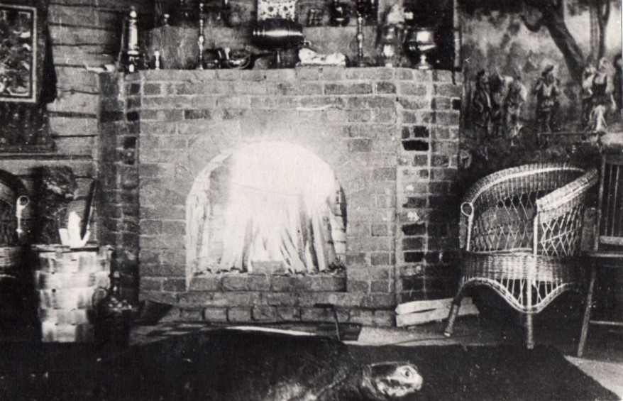 Ris.5._Kamin_i_chuchelo_cherepahi_na_dache_hudozhnikov_v_derevne_Dubovo.jpg