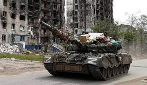 Rossiyskiy_tank_v_Luganskoy_oblasti._Popasnaya_26_maya_2022_goda.jpg