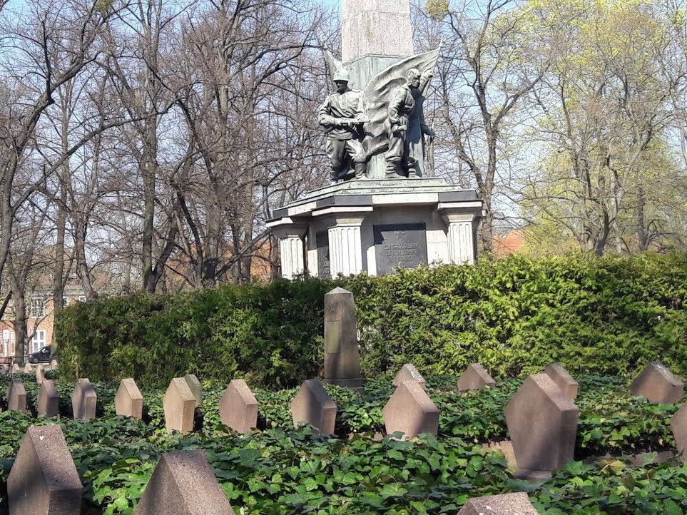 Sovetskoe_voennoe_kladbishche_v_Potsdame.jpg