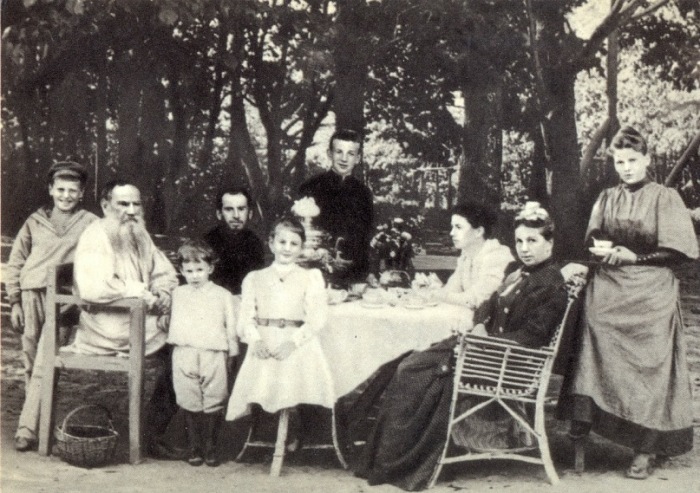 Tolstoy_s_semey_za_chaynym_stolom_v_parke.jpg