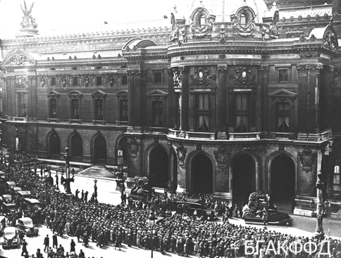 Traurnaya_ceremoniya_u_opernogo_teatra_v_Parizhe_vo_vremya_pohoron_Fedora_Shalyapina._Parizh_1938_god.jpg