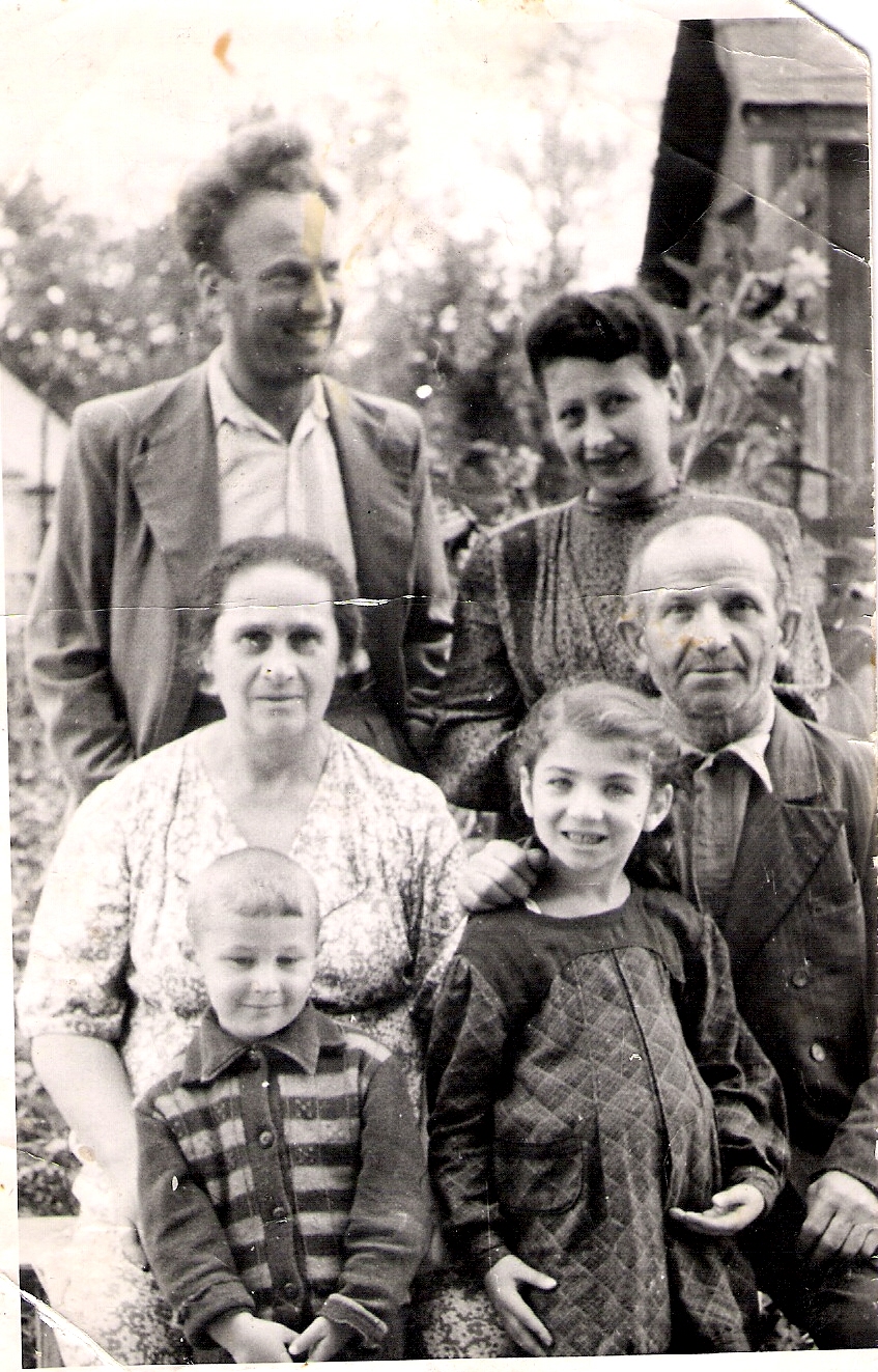 Tri_pokoleniya_Sterne-Libe_i_Volka_Sirotiny_ih_doch_Nehama_s_muzhem.jpg