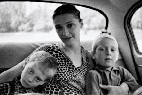 Vtoraya_zhena_Vysockogo_Lyudmila_Abramova_s_dvumya_synovyami.jpeg