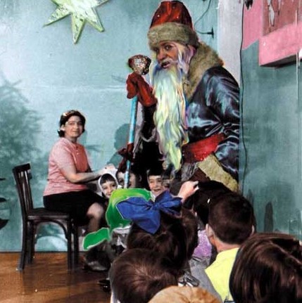 Vyhod_Deda_Moroza._U_royalya_Kira2.jpg