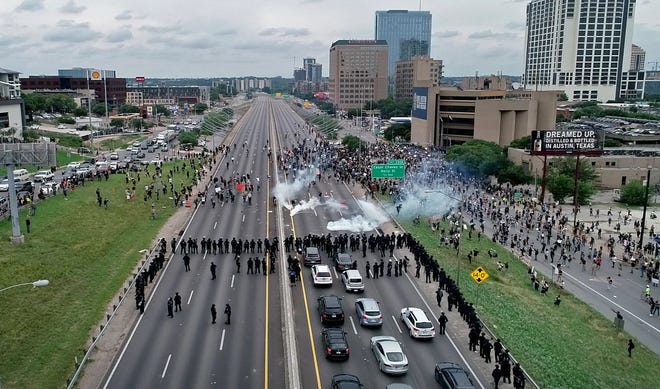 bab7a4bb-e21f-4749-8fba-781d8fa45396-USP_News-_George_Floyd_Protests.1.jpg